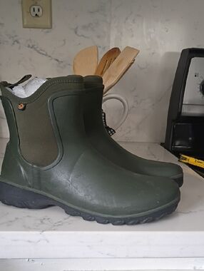 BOGS Olive Green Waterproof Slip-On Rain Boots FOR WOMEN